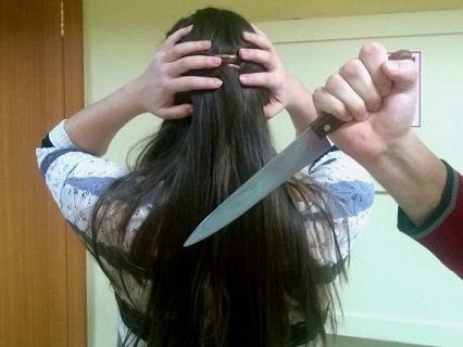 Завдав 12 ударів ножем своїй малолітній дитині, щоб помститися дружині