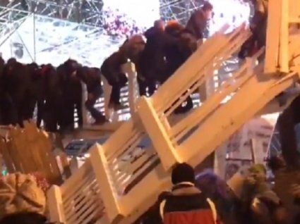 У Москві на людей над ковзанкою обвалився міст, є жертви (відео)