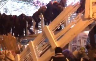 У Москві на людей над ковзанкою обвалився міст, є жертви (відео)