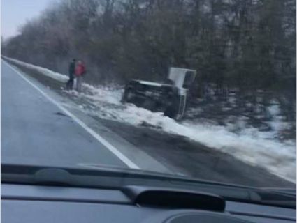 «Машини валяються на узбіччях»: водіїв попереджають про льодову кірку на трасі Луцьк – Львів
