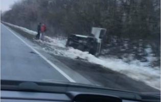 «Машини валяються на узбіччях»: водіїв попереджають про льодову кірку на трасі Луцьк – Львів