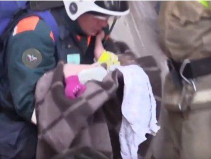 Диво: з-під завалів у Магнітогорську витягли живим 10-місячного малюка (відео, фото)