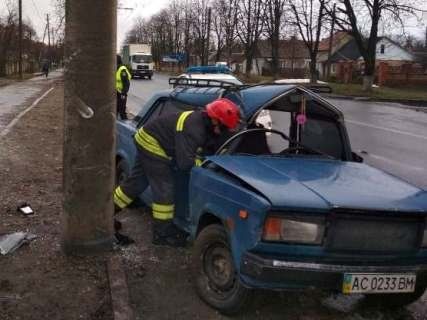 Із розтрощеного авто у Луцьку водія діставали рятувальники (фото)