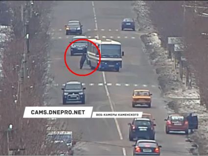 Свята тривають: на Дніпровщині п’яничка посеред траси задирався з автомобілями (відео)