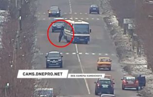 Свята тривають: на Дніпровщині п’яничка посеред траси задирався з автомобілями (відео)