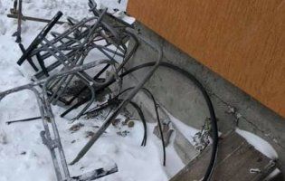 Самі винні: на курорті туристи впали з підйомника, який розламався