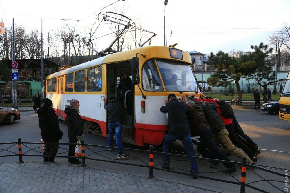 В Одесі пасажири грілися, штовхаючи трамвай (фото)