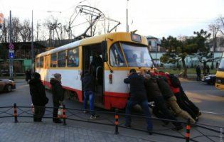 В Одесі пасажири грілися, штовхаючи трамвай (фото)