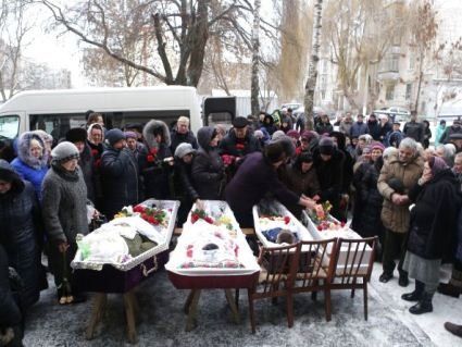 У Вінниці попрощалися із жертвами кривавого вбивства (фото)