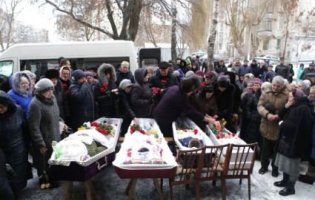 У Вінниці попрощалися із жертвами кривавого вбивства (фото)
