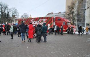 «Масова істерія» в центрі Луцька: до міста привезли вантажівку «дармової» «Кока-коли» (ФОТО)