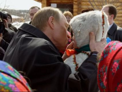 Путін знову скомпрометував себе дивною поведінкою з дітьми (відео)