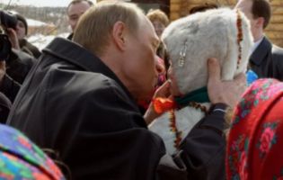 Путін знову скомпрометував себе дивною поведінкою з дітьми (відео)