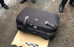 Моторошна знахідка у Дніпрі: у сміттєвому баку знайшли валізу з мертвою дівчиною