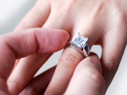 Винахідливий злодій у ювелірній крамниці намагався з’їсти перстень з діамантом (відео)