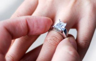 Винахідливий злодій у ювелірній крамниці намагався з’їсти перстень з діамантом (відео)