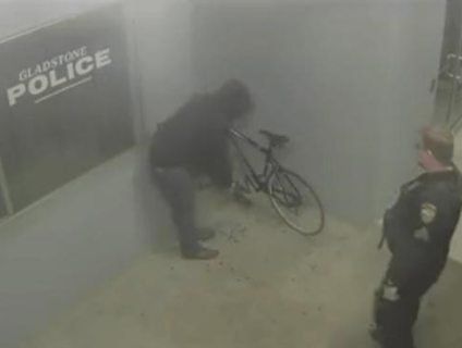Американець крав велосипед, а поліцейські тупо спостерігали