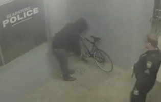 Американець крав велосипед, а поліцейські тупо спостерігали