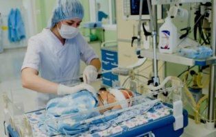 Хворому немовляті заклеїли рот пластиром  в пологовому будинку (відео)