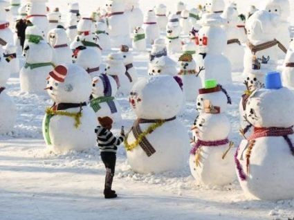 Ото вміють святкувати: китайці зліпили 2019 сніговиків! (фото)