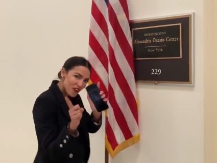 Відповіла інтернет-тролям: наймолодша конгресвумен США затанцювала на камеру (відео)
