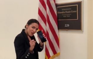 Відповіла інтернет-тролям: наймолодша конгресвумен США затанцювала на камеру (відео)