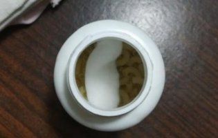 На Запоріжжі жінці в аптеці замість дорогих ліків підсунули макарони-ріжки (фото)