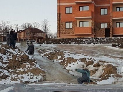 Сусіди топлять одне одного у лайні: у Росії діти ковзаються з гірки з екскрементів (фото)