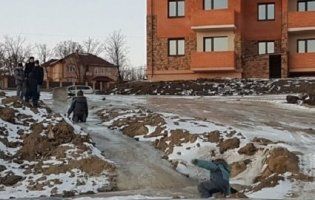 Сусіди топлять одне одного у лайні: у Росії діти ковзаються з гірки з екскрементів (фото)