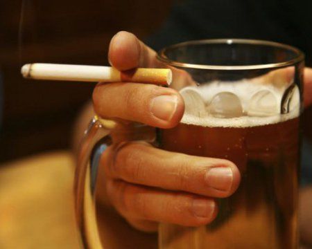 Дослідники виявили причину куріння та алкоголізму