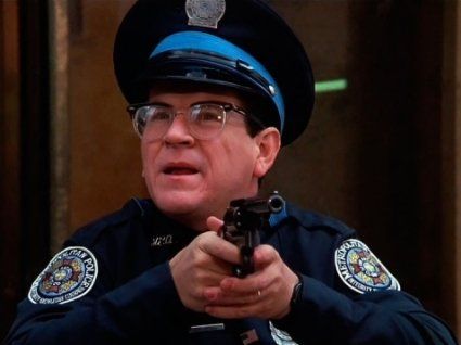 Дівчина заради улюбленого копа вибила двері в поліцейському відділку