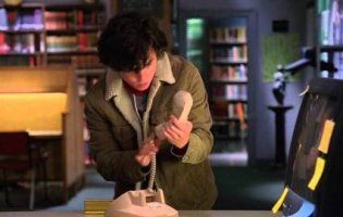 Покоління Z: Мережу насмішив молодий солдат, який не зміг набрати номер на дисковому телефоні (відео)