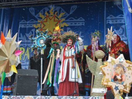 Маланка, Коза, колядки та щедрівки: у центрі Луцька – різдвяний фестиваль (ФОТО)