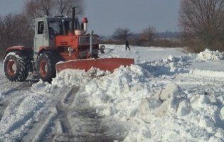 Українець переобладнав позашляховик на бульдозер і чистить дороги від снігу (відео)