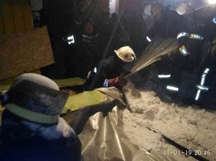 Через сніг обвалився дах торговельного павільйону: троє постраждалих (фото)