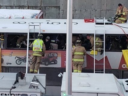 У Канаді двоповерховий автобус в'їхав у зупинку: є загиблі