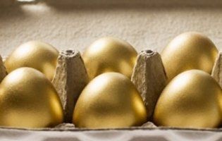 У Росії почали продавати «Путінський десяток яєць»: насправді їх в лотку дев’ять