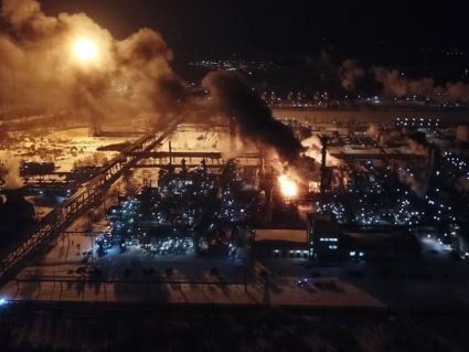 У Калуші горів завод із виробництва хімікатів: чи є загроза для людей (фото, відео)