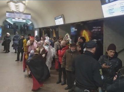 У Харкові в метро поліція силою розганяла колядників (відео)