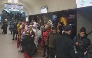 У Харкові в метро поліція силою розганяла колядників (відео)