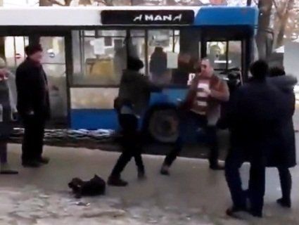 Безплатне видовище: у Чернівцях на очах у людей побилися шофер маршрутки і пасажир (відео)