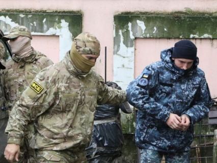 Українських полонених моряків привезли на суд до Москви (ВІДЕО)