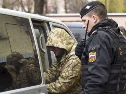 Суд у Москві продовжив арешт 12 українським морякам