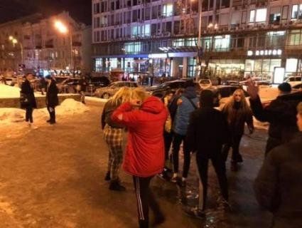 У Києві зграя озлоблених підлітків по-звірячому побила перехожого (фото, відео 18+)