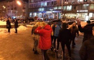 У Києві зграя озлоблених підлітків по-звірячому побила перехожого (фото, відео 18+)