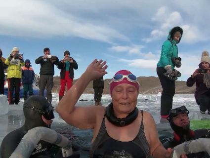 Бувала «моржиха»: 77-річна сибірячка пропливла під кригою Байкалу (відео)