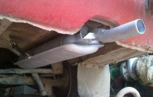 Трагедія в Ніжині: хлопець із дівчиною вчаділи у машині