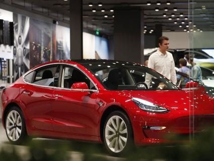 Tesla випустила новий пристрій, який дозволяє заряджати авто від звичайної розетки