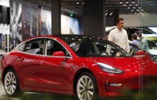 Tesla випустила новий пристрій, який дозволяє заряджати авто від звичайної розетки