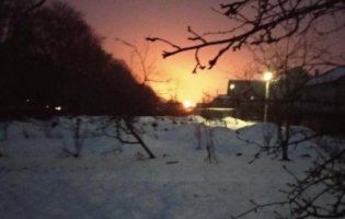 Виникла масштабна пожежа на олійному заводі на Львівщині (відео)